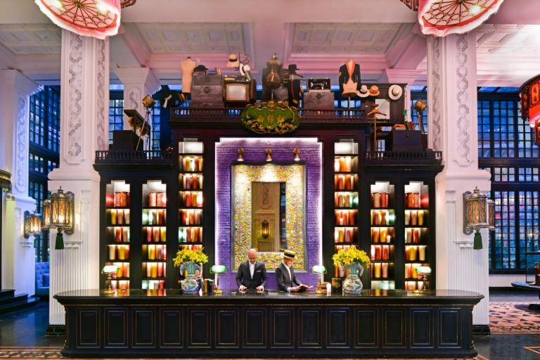 Quầy bar Absinthe với chiếc tủ sách nâu mang đậm hoạ tiết trang trí Đông Dương, chi tiết độc đáo như thảm, đèn, tranh vẽ thời trang Paris.