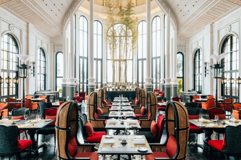 Nhà hàng Chic với không gian ẩm thực Pháp như mang lại cảm giác của một cung điện tuyết trắng, pha trộn Pháp incho và sắc màu Tây Bắc.