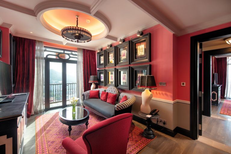 Executive Suites với diện tích 80m2, mang một vẻ đẹp hoàng kim của những căn phòng Châu Âu, với view thị trấn và thung lũng Sapa. 