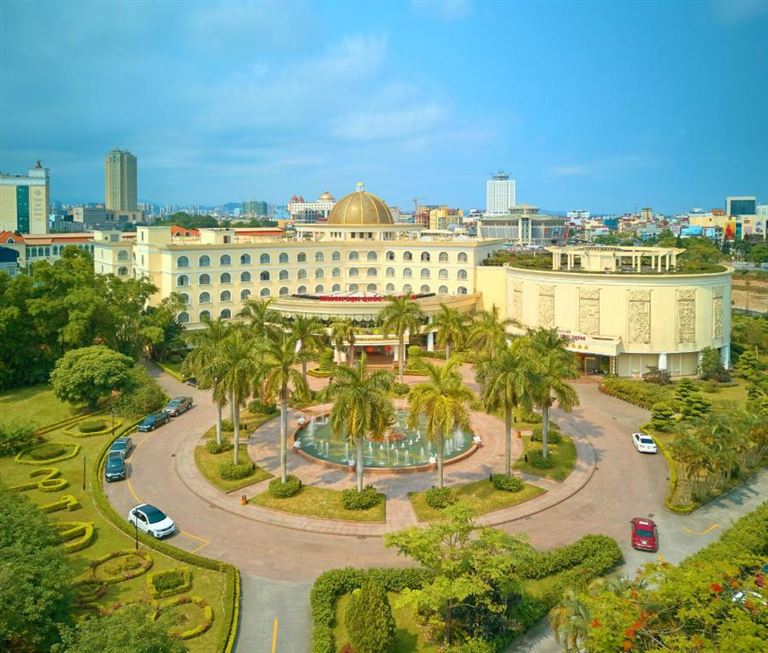 Khách sạn Móng Cái 5 sao Li Lai International Hotel mang đến không gian nghỉ dưỡng, giải trí đẳng cấp, gần gũi với thiên nhiên
