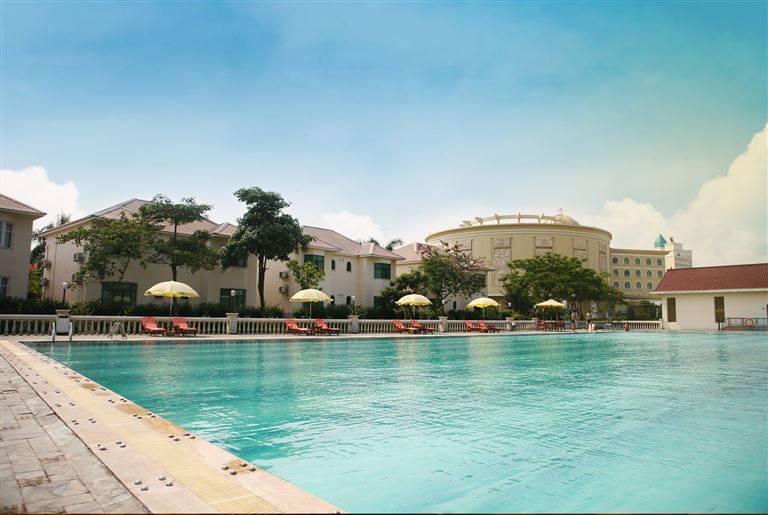 Khách sạn sở hữu hồ bơi ngoài trời lớn tới 2000 mét vuông, được chia thành hai khu vực cho trẻ em và người lớn. 