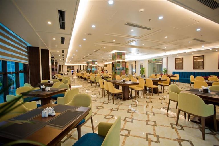 Khách sạn Luxury Móng Cái cung cấp nhà hàng ẩm thực sang trọng, cung cấp các bữa tiệc buffet và menu Âu - Á đa dạng. 