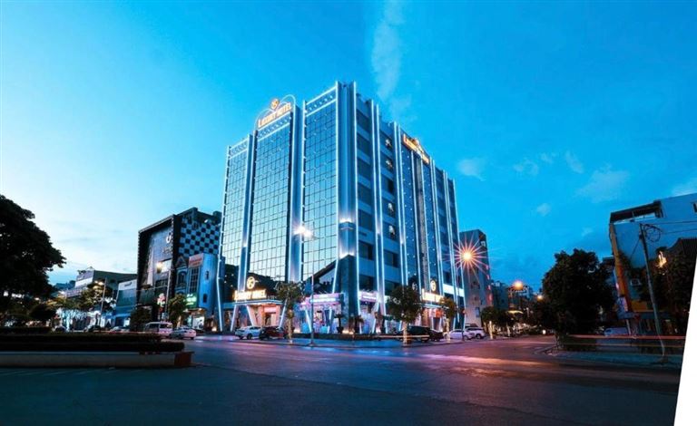 Khách sạn Luxury Móng Cái là một trong những khách sạn Móng Cái 4 sao tuyệt nhất, nằm ngay trên trục đường huyết mạch trung tâm. 