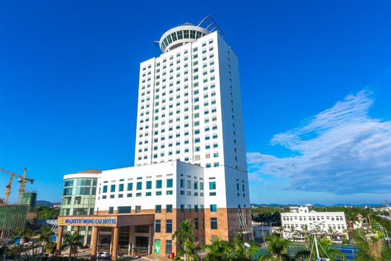 Khách sạn Majestic Mong Cai Hotel là khách sạn Móng Cái cao nhất với tổng số 25 tầng nổi bật ngay trung tâm thành phố. 