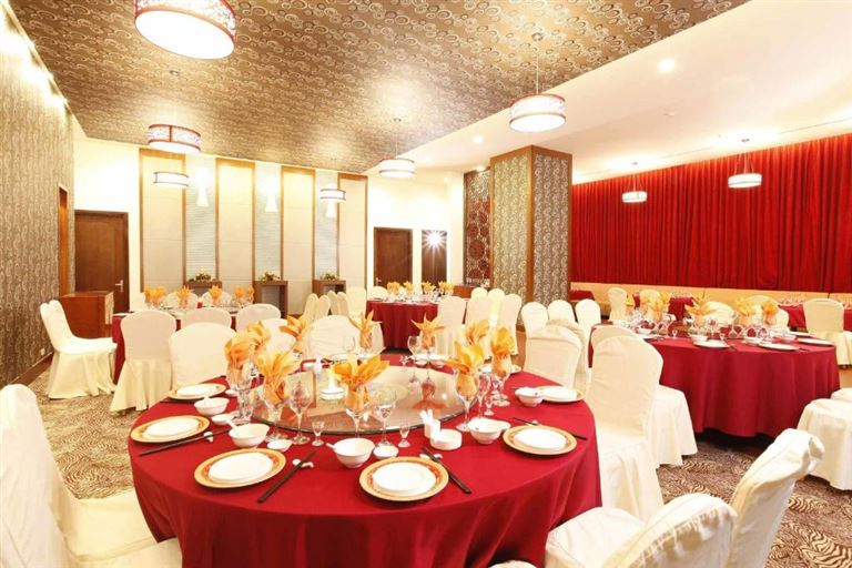 Nhà hàng Hoa Sen tại khách sạn phục vụ khách hàng đa dạng từ tiệc buffet, alacarte đến các bữa ăn theo thực đơn. 