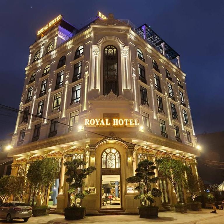 Khách sạn Royal Hotel Móng Cái được thiết kế sáng tạo khi kết hợp giữa hai nền văn hóa phương Đông và phương Tây. 