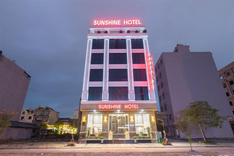 Khách sạn Sunshine Hotel sở hữu phong cách kiến trúc hiện đại, đơn giản với các ô vuông đối xứng đẹp mắt.