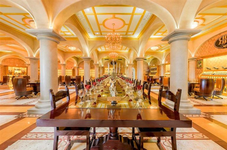 Khách sạn sở hữu nhà hàng sức chứa 200 khách, phục vụ ba bữa ăn trong ngày với đa dạng ẩm thực Việt Nam, thế giới. 