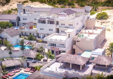 Khách sạn Mũi Né gần biển Mui Ne Hills Bliss Hotel sở hữu phong cách thiết kế Địa Trung Hải với tone trắng nổi bật.