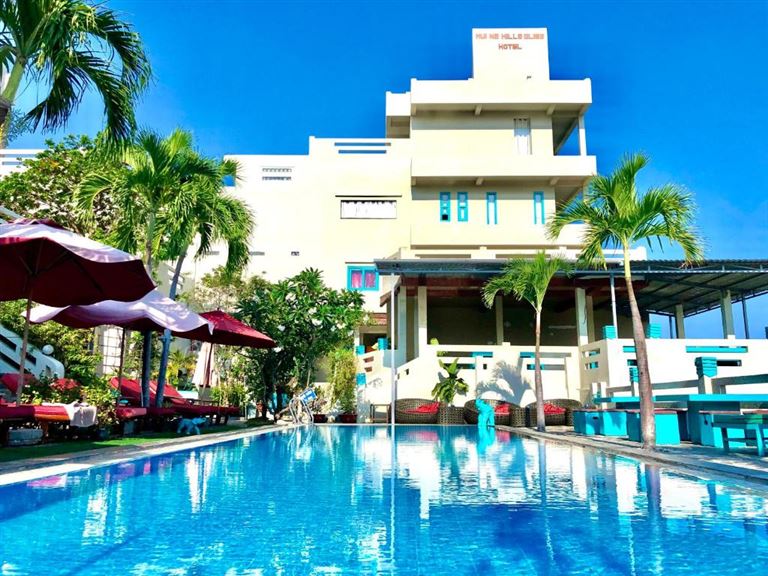 Khách sạn Mui Ne Hills Bliss Hotel được bao quanh bởi bãi biển và nhiều điểm vui chơi, tham quan thu vị của thành phố biển