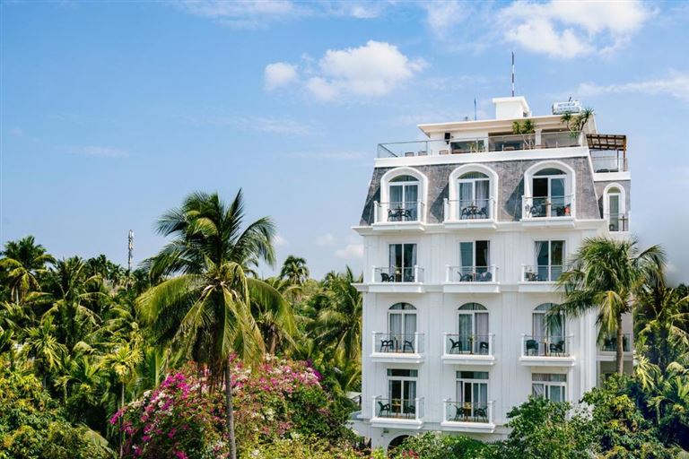La Marina Boutique Hotel & Spa tọa lạc ở vị trí đẹp gần bãi biển, Suối Tiên và khu sinh hoạt cộng đồng nổi tiếng