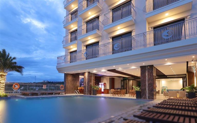 Khách sạn Vipol Mui Ne Hotel & Spa nằm tại trung tâm khu du lịch Mũi Né, gần bãi biển và nhiều điểm tham quan nổi tiếng. 