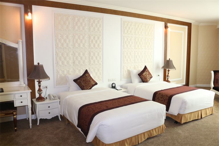 Với giường ngủ và chăn nệm êm ái, phòng Presidential Suite sẽ cho bạn không gian nghỉ dưỡng thật thoải mái.