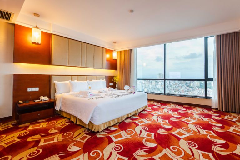 Phòng Grand Suite tại Khách sạn Mường Thanh Luxury Quảng Ninh là biểu tượng của sự xa hoa và tiện nghi.