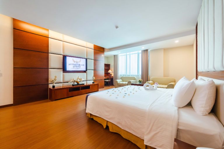 Phòng ngủ chính trong Phòng Family Suite thường có giường king-size, với nội thất sang trọng và chất lượng cao. 