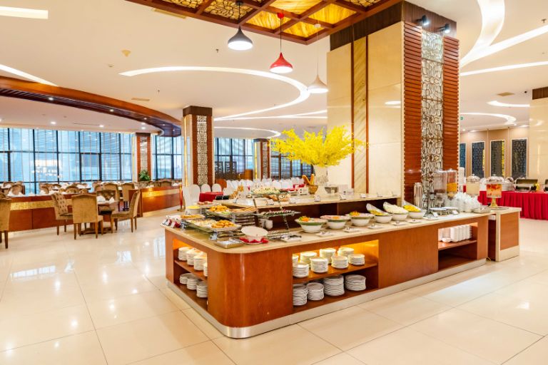 Nhà hàng tại Khách sạn Mường Thanh Luxury Quảng Ninh là nơi bạn có thể tận hưởng hương vị độc đáo của ẩm thực đa miền. 