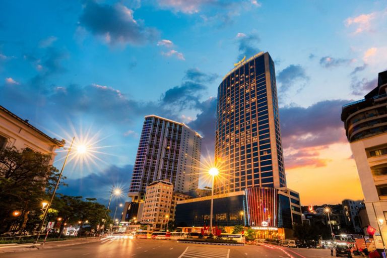 Khách sạn Mường Thanh Luxury Quảng Ninh trở nên rực rõ và tráng lệ hơn khi màn đêm buông xuống. 