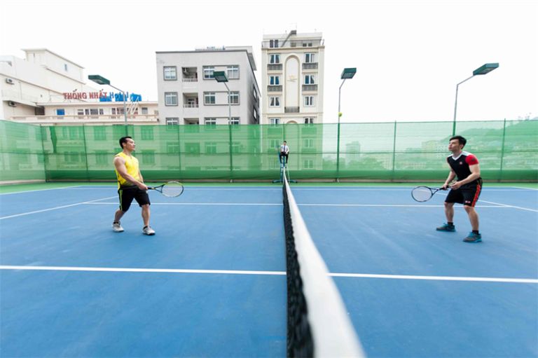 Sân tennis là nơi bạn có thể rèn luyện sức khỏe trong không gian thoáng đãng ngoài trời. 