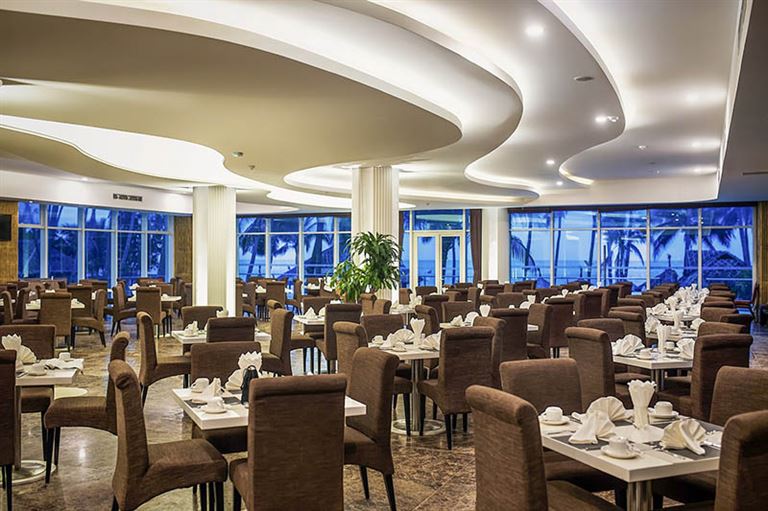 Nhà hàng Triều Dương tại khách sạn Mường Thanh Mũi Né mang thiết kế hiện đại, có tầm nhìn trực diện ra bãi biển cực lãng mạn. 