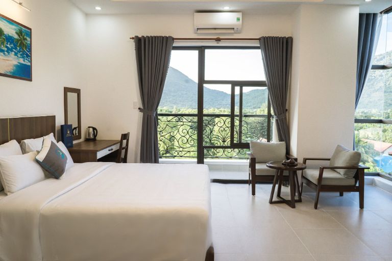 Phòng nghỉ tại Khách Sạn Nam Hải Côn Đảo là nơi bạn có thể tận hưởng sự thoải mái và tiện nghi sau một ngày khám phá đảo. 