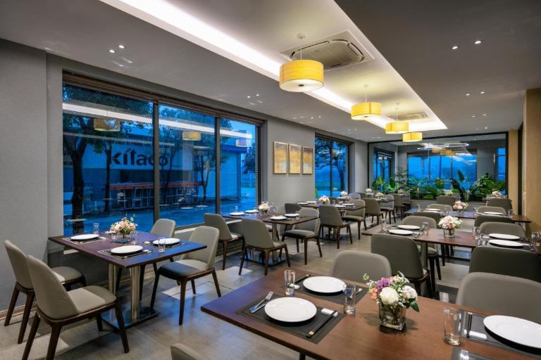 Nhà hàng ăn của Golden Season Hotel được thiết kế xa hoa, bài trí tinh tế và menu đa dạng (nguồn: Booking.com).
