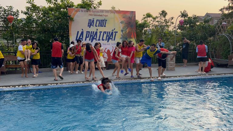 Bể bơi ngoài trời là góc thư giãn và vui chơi lý tưởng cho mọi du khách của Nam Hoa Hotel (nguồn: Booking.com).