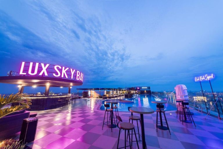 Lux Sky Bar nằm trên tầng cao nhất của khách sạn và được thiết kế siêu sang chảnh, trẻ trung (nguồn: Booking.com).