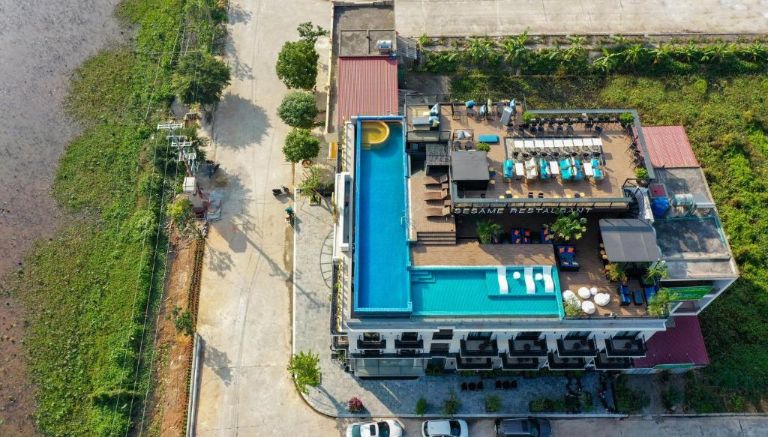 Bể bơi tầng thượng với 2 phân khu hiện đại chắc chắn sẽ mang lại trải nghiệm thú vị cho khách hàng (nguồn: Booking.com).