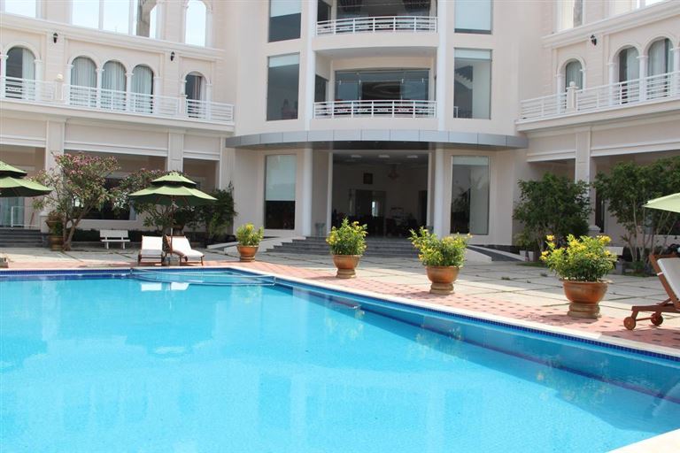 Khách sạn sở hữu bể bơi rộng, thoáng mát là nơi bơi lội, thư giãn và sống ảo lý tưởng của nhiều du khách. 