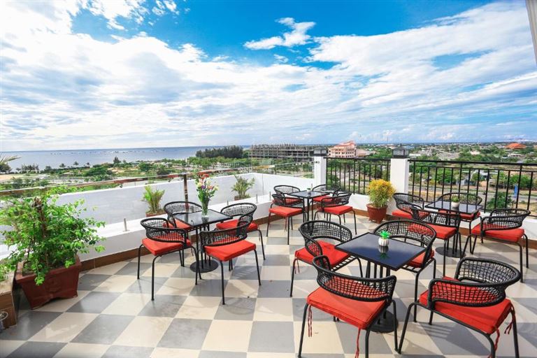 Khách sạn Hacom Galaxy Hotel sở hữu một quán cà phê sân thượng và quán bar nhỏ cung cấp nhiều loại đồ uống cao cấp. 