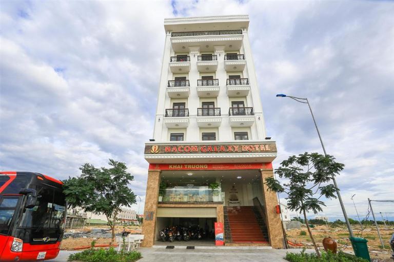 Khách sạn Hacom Galaxy Hotel có vị trí đẹp nằm đối diện công viên biển Bình Sơn và nhiều điểm ăn chơi nổi tiếng tại Phan Rang. 