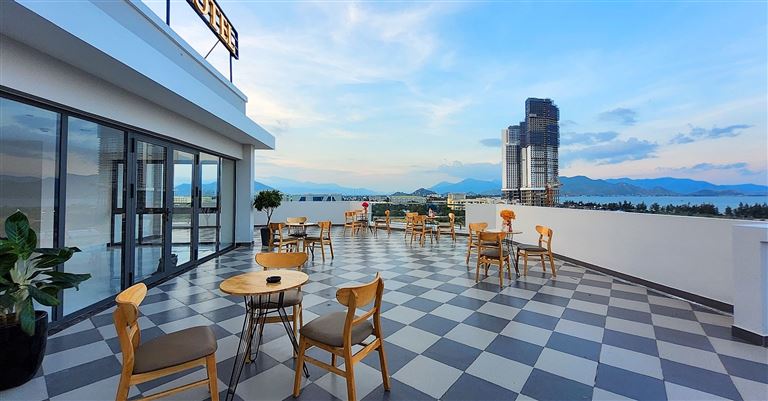 Khách sạn JAP KARO cung cấp dịch vụ nhà hàng tích hợp quán cà phê tại tầng cao nhất với view trời biển tuyệt vời. 