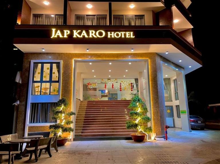 Khách sạn JAP KARO sở hữu vị trí thuận lợi gần bãi biển Binh Sơn và đối diện công viên biển cực thuận tiện. 