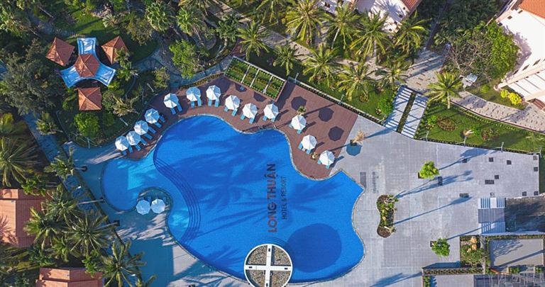Khách sạn Ninh Thuận gần biển Long Thuan Hotel & Resort sở hữu một bể bơi riêng phục vụ nhu cầu tắm mát, thư giãn và sống ảo của khách hàng.