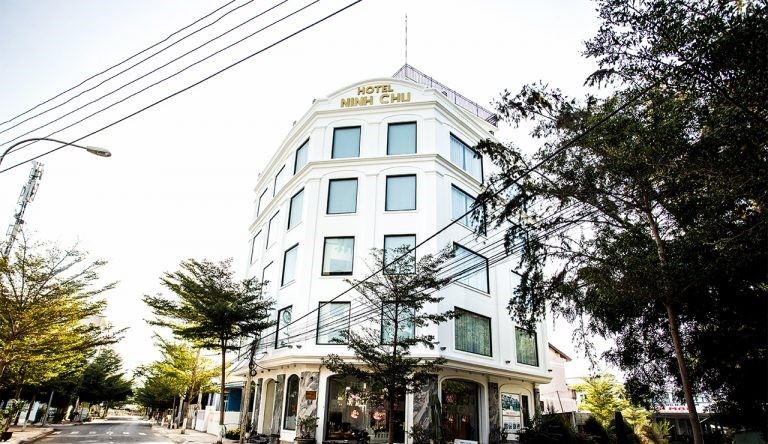 Khách sạn Ninh Chữ Hotel là khách sạn Ninh Thuận gần biển nổi tiếng được đông đảo khách hàng đánh giá cao.