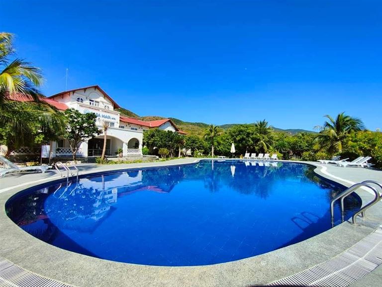 Hồ bơi tại Casa Maya Hotel có thiết kế đẹp mắt, được khách hàng lựa chọn là điểm sống ảo yêu thích.