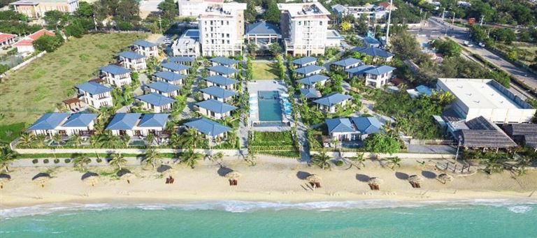Khách sạn Hoàn Mỹ Phan Rang được bao quanh bởi biển Ninh Chữ mênh mông và vườn nhiệt đới xanh mát. 
