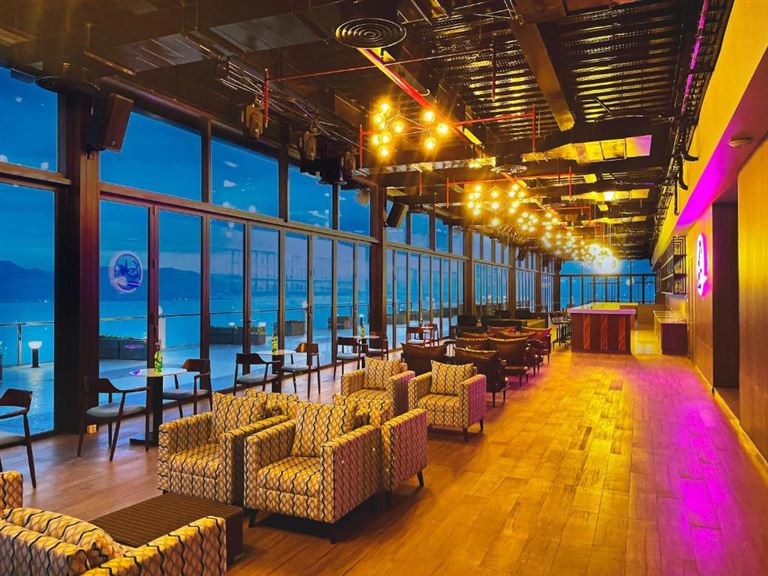 Không gian nhà hàng ấm cúng, sang trọng, có view nhìn ra toàn cảnh biển Ninh Chữ và núi non hùng vĩ. 