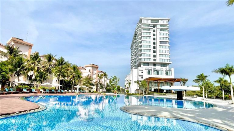 Long Thuan Hotel & Resort sở hữu vị trí đắc địa và lợi thế về không gian xanh mát với biển và rừng nhiệt đới bao quanh. 