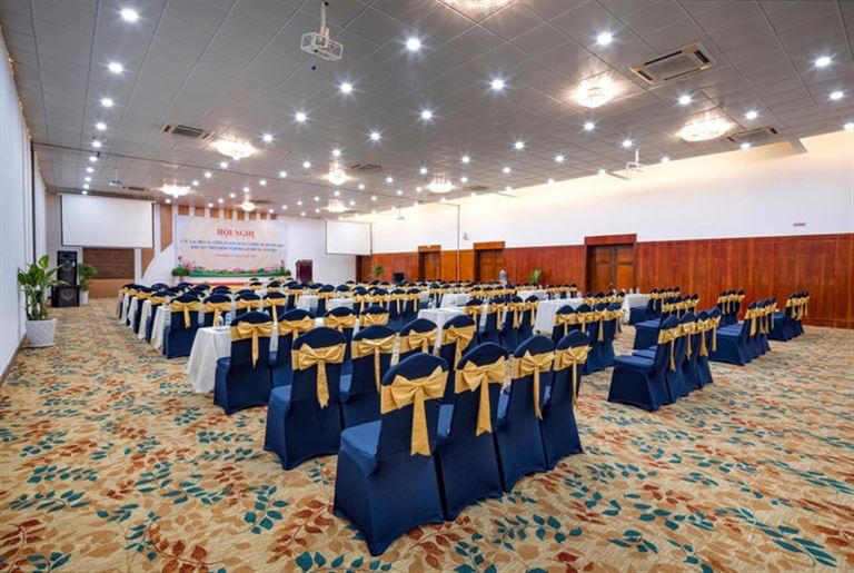 Khách sạn Ninh Thuận này nổi tiếng với trung tâm hội nghị khủng với hệ thống phòng sự kiện, phòng họp quy mô lớn tới 400 khách. 