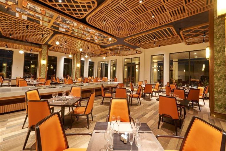 Khách sạn Ninh Thuận này sở hữu không gian nhà hàng phong cách truyền thống ấm cúng, với nền ẩm thực đa dạng trên thế giới. 