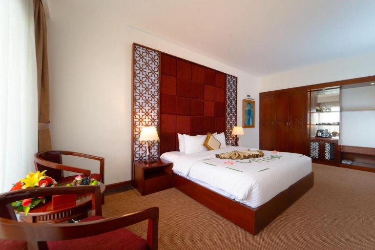 Không gian phòng nghỉ tại khách sạn ở Huế gần sông Hương này mang màu sắc vừa hiện đại, vừa cổ điển. 