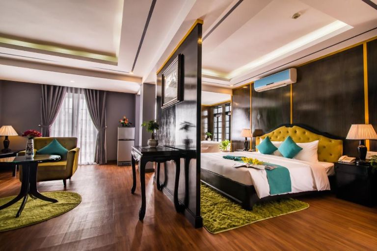 Phòng ngủ hoàng gia, sang trọng là điểm nhấn nổi bật nhất của khách sạn ở Huế gần sông Hương này. 