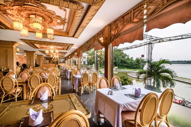 Nhà hàng Riverside là điểm đến được đánh giá rất cao khi khách hàng nghỉ dưỡng tại khách sạn ở Huế gần sông Hương này. 