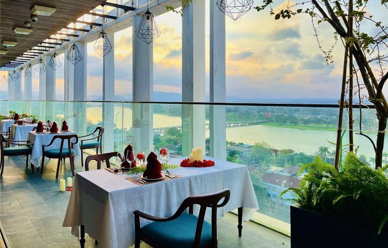 Nhà hàng tại khách sạn Huế ở gần sông Hương này sở hữu view cảnh tuyệt đỉnh. 