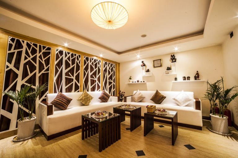 Khu vực phòng khách sang trọng, thượng lưu nằm trong chuỗi dịch vụ spa chuyên nghiệp của khác sạn ở Huế gần sông Hương này. 