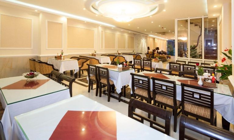  Khách sạn có nhà hàng phục vụ các món ăn địa phương và ẩm thực Việt đặc trưng.