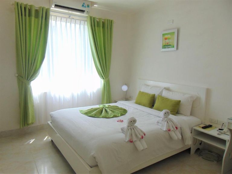 Phòng ngủ của khách sạn ở Huế giá rẻ này được kết hợp hài hòa 2 tông màu trang trí là trắng và xanh lá. 