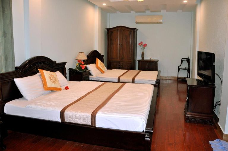 Phòng nghỉ của khách sạn ở Huế gần sông Hương này mang thiết kế tối giản, truyền thống. 
