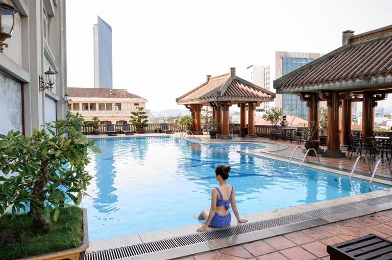 Các tiện ích nổi bật có tại khách sạn Imperial Hotel Hue như nhà hàng, quầy bar sang trọng và hồ bơi ngoài trời.